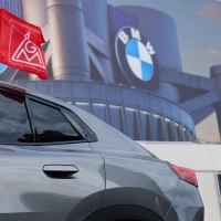 In München protestierte die IG Metall mit einem Autokorso um das BMW-Werk.  (Foto: Sven Hoppe/dpa)