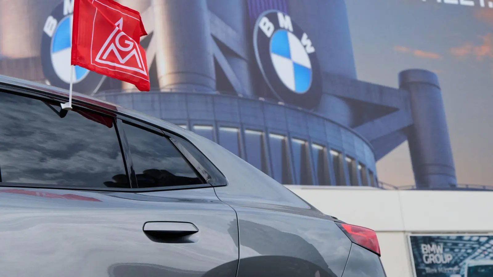 In München protestierte die IG Metall mit einem Autokorso um das BMW-Werk.  (Foto: Sven Hoppe/dpa)