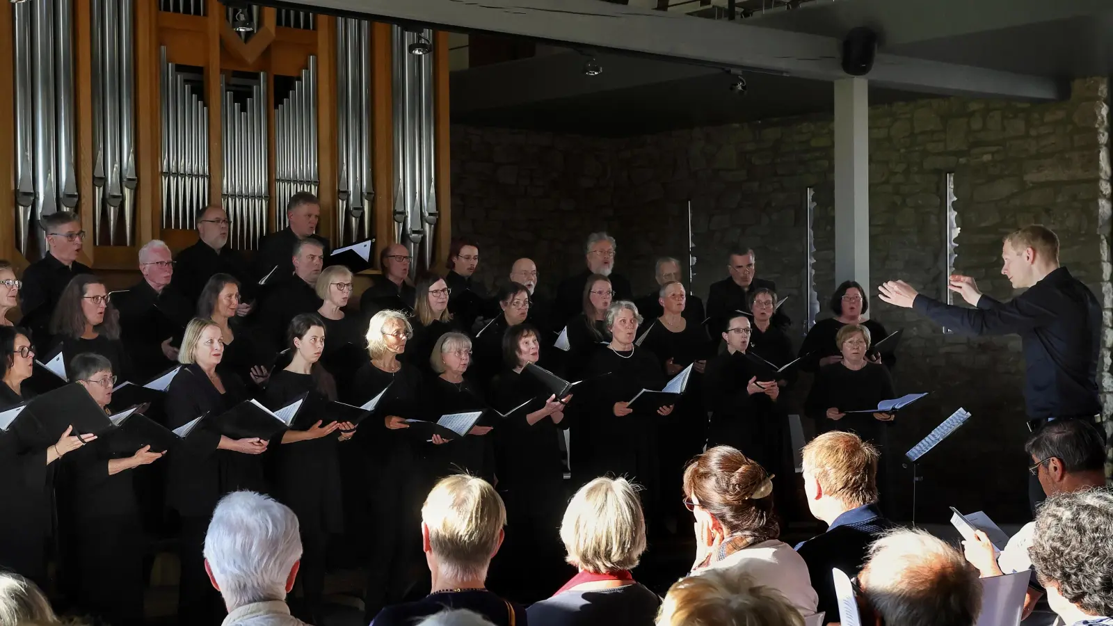 Julian Hauptmann und der Amadeus-Chor bei einem Konzert im Lehrberger Kornspeicher. (Archivbild: Thomas Wirth)
