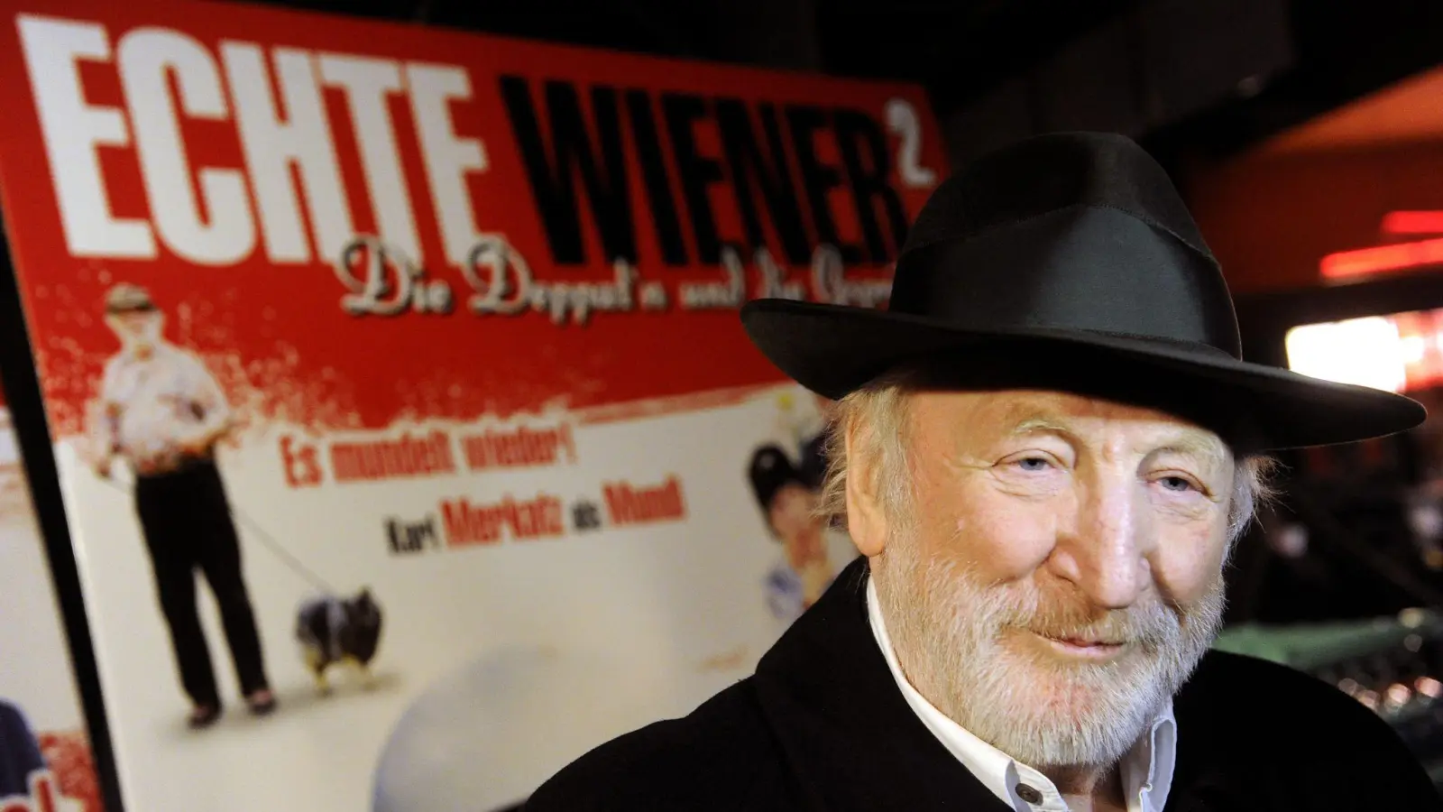 Karl Merkatz vor Beginn der ORF Premiere des Kinofilms „Echte Wiener 2 - Die Deppat&#39;n und die Gspritzt&#39;n“ (2010). (Foto: Herbert Pfarrhofer/APA/dpa)