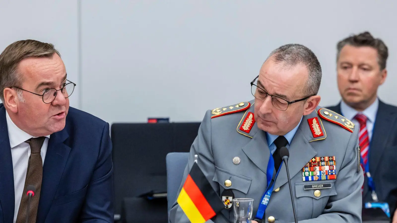 „Ich arbeite ausgezeichnet mit ihm zusammen, sehr vertrauensvoll“, sagt Verteidigungsminister Boris Pistorius über Generalinspekteur Carsten Breuer. (Archivbild) (Foto: Geert Vanden Wijngaert/AP/dpa)