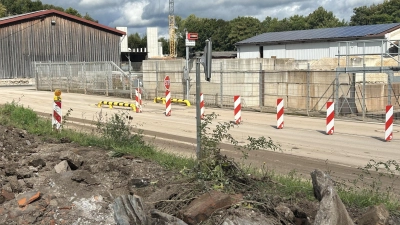 Plastik, Steine, Kunststoffreste und Erde: Ein Teil des fraglichen Aushubs ist bereits oder wird noch eingebaut. Im Hintergrund ragen Teile der neuen Salzhalle nach oben. (Foto: Florian Pöhlmann)