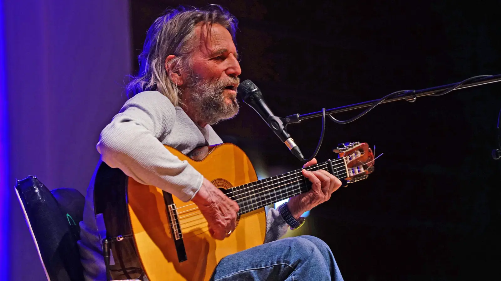 Spielte vor ausverkauftem Haus in Ansbach: der bayerische Liedermacher Hans Söllner. Sein Konzert in Neustadt an der Aisch war es ebenfalls. (Foto: Elke Walter)