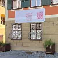 In Dinkelsbühl weist ein Banner am Pfarramt auf die Aktion „Einfach heiraten” am Freitag, 26. Juni, hin. Die evangelischen Kirchengemeinden Dinkelsbühl und Feuchtwangen beteiligen sich daran. (Foto: Markus Weinzierl)
