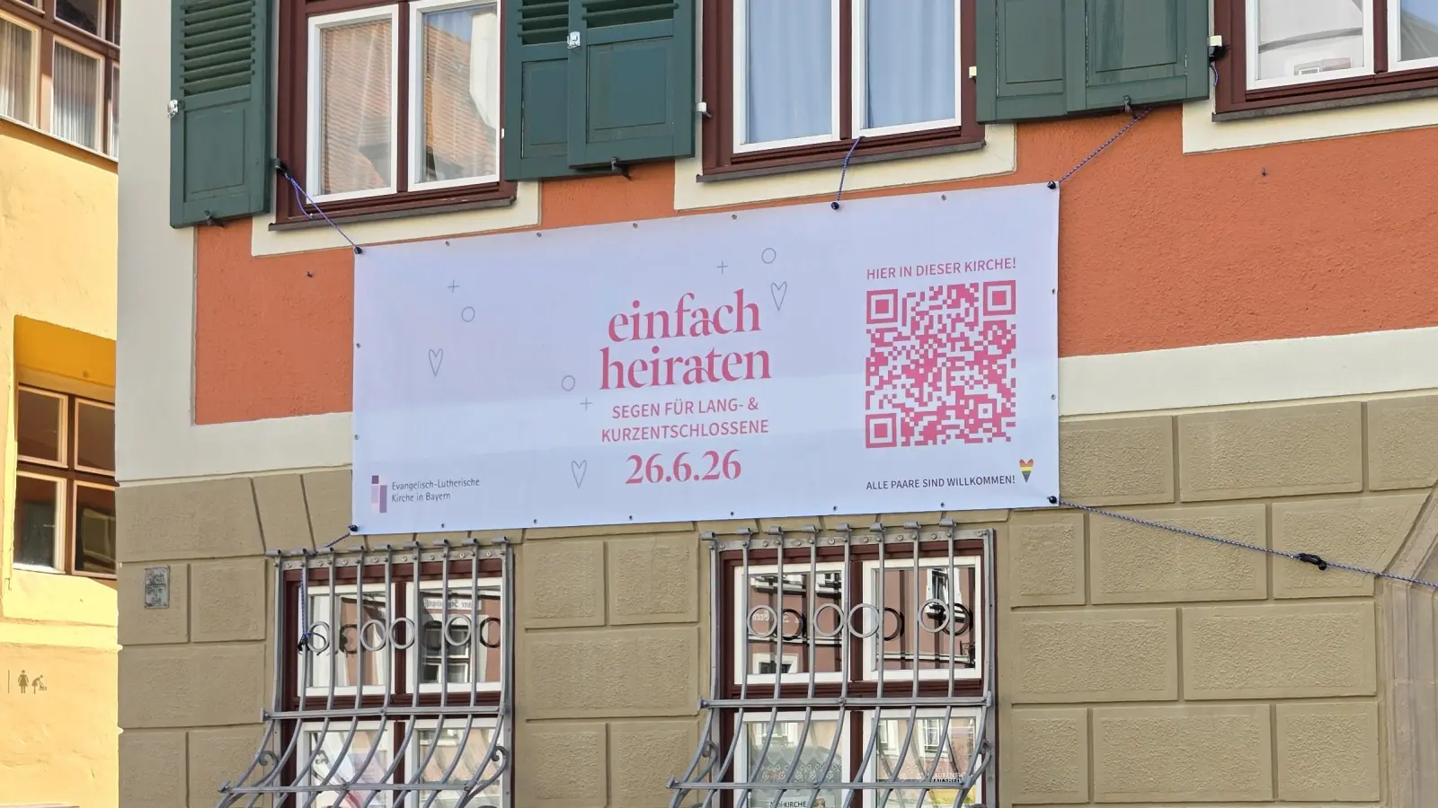 In Dinkelsbühl weist ein Banner am Pfarramt auf die Aktion „Einfach heiraten” am Freitag, 26. Juni, hin. Die evangelischen Kirchengemeinden Dinkelsbühl und Feuchtwangen beteiligen sich daran. (Foto: Markus Weinzierl)