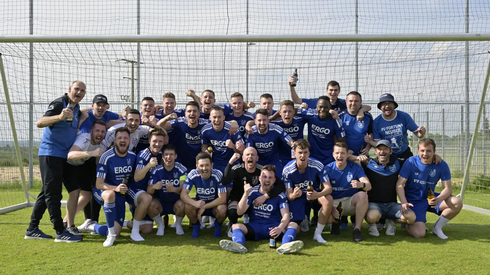 Kreisligameister FV Fortuna Neuses, hintere Reihe von links: Matthias Achterling (Co-Trainer), Mario Reimer, Andre Seitz, Tim Grüner, Jan Zimmermann, Kevin Muhr, Moritz Müller, Tobias Unfried (Trainer), Mohamed Sylla, Marius Achterling, Torsten Spalek (1. Vorstand) und Rainer Wölzlein (2. Vorstand). Mittlere Reihe von links: Christan Albrecht, Marvin Kressel, Sven Leder, Tim Baumann und Julian Schuderer. Vordere Reihe von links: Bastian Gesell, Nico Henninger, Björn Angermeier (Kapitän), Simon Zottmann, Marcus Scherbel (Trainer), Tim Gesell, Jonas Glaubitz, Christoph Gerl, Manuel Fischer (Mannschaftsbetreuer), Luis Meyer. (Foto: Martin Rügner)