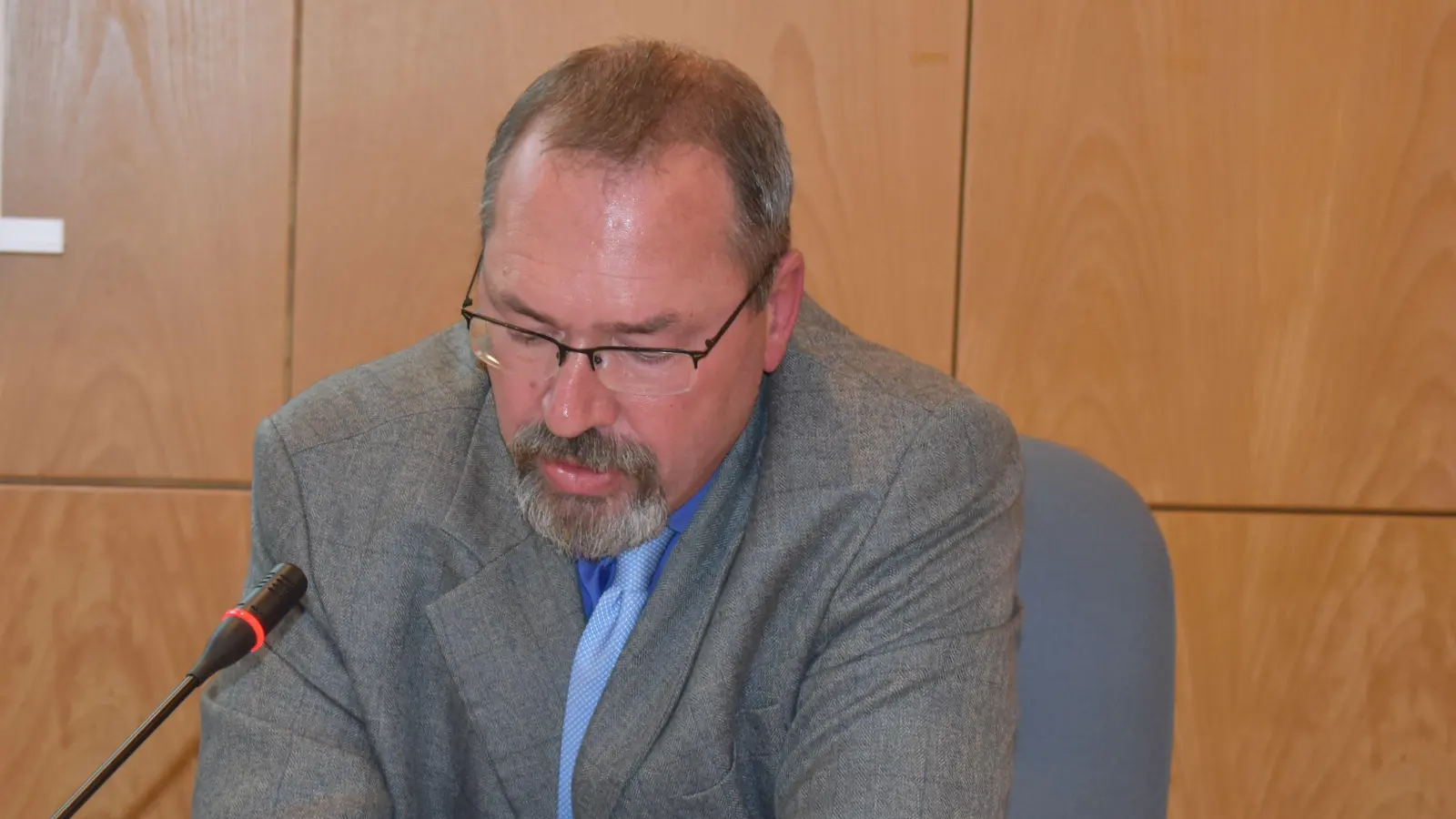 Ein gewohntes Bild: Peter Kreß – hier noch als Sachgebietsleiter Abfallwirtschaft – zu Gast im Ausschuss. Seit 1. April ist er nun der neue Kreiskämmerer. (Foto: Ute Niephaus)