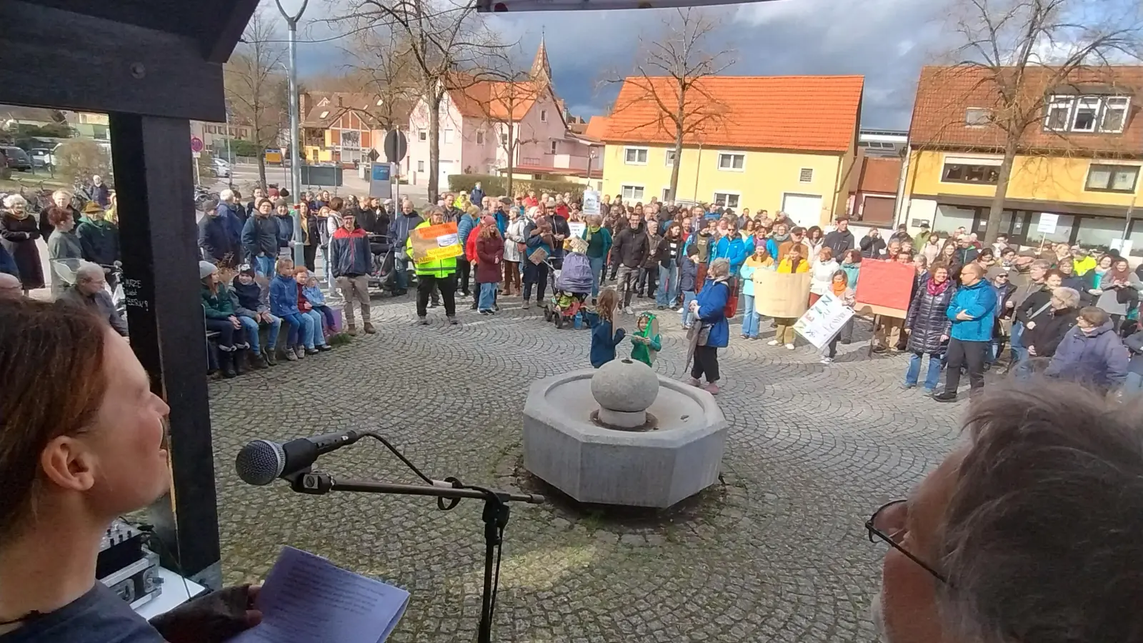 „Nie wieder ist jetzt! Miteinander für Vielfalt und Toleranz“ lautete das Motto der Kundgebung auf dem Sternplatz. Sie richtete sich gegen rechtsextreme Strömungen in der Gesellschaft. (Foto: Eckard Dürr)