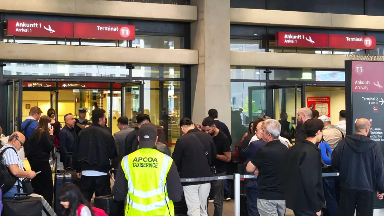 Die Abfertigung der Fluggäste wird so weit wie möglich auf Terminal 2 verlegt.  (Foto: Ann-Marie Utz/dpa)
