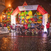 Auf die Plätze, fertig, los: Am Lichterlauf durch Rothenburgs Altstadt können Laufbegeisterte aller Altersklassen teilnehmen.  (Foto: Markus Zahn)
