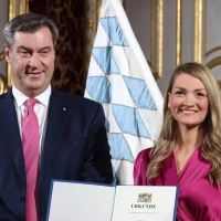 Söders eigene Gesundheitsministerin Gerlach (r.) sieht die Pläne der schwarz-roten Koalition in Berlin zu den strengeren Regeln für Krankschreibungen kritisch. (Archivbild) (Foto: Karl-Josef Hildenbrand/dpa)