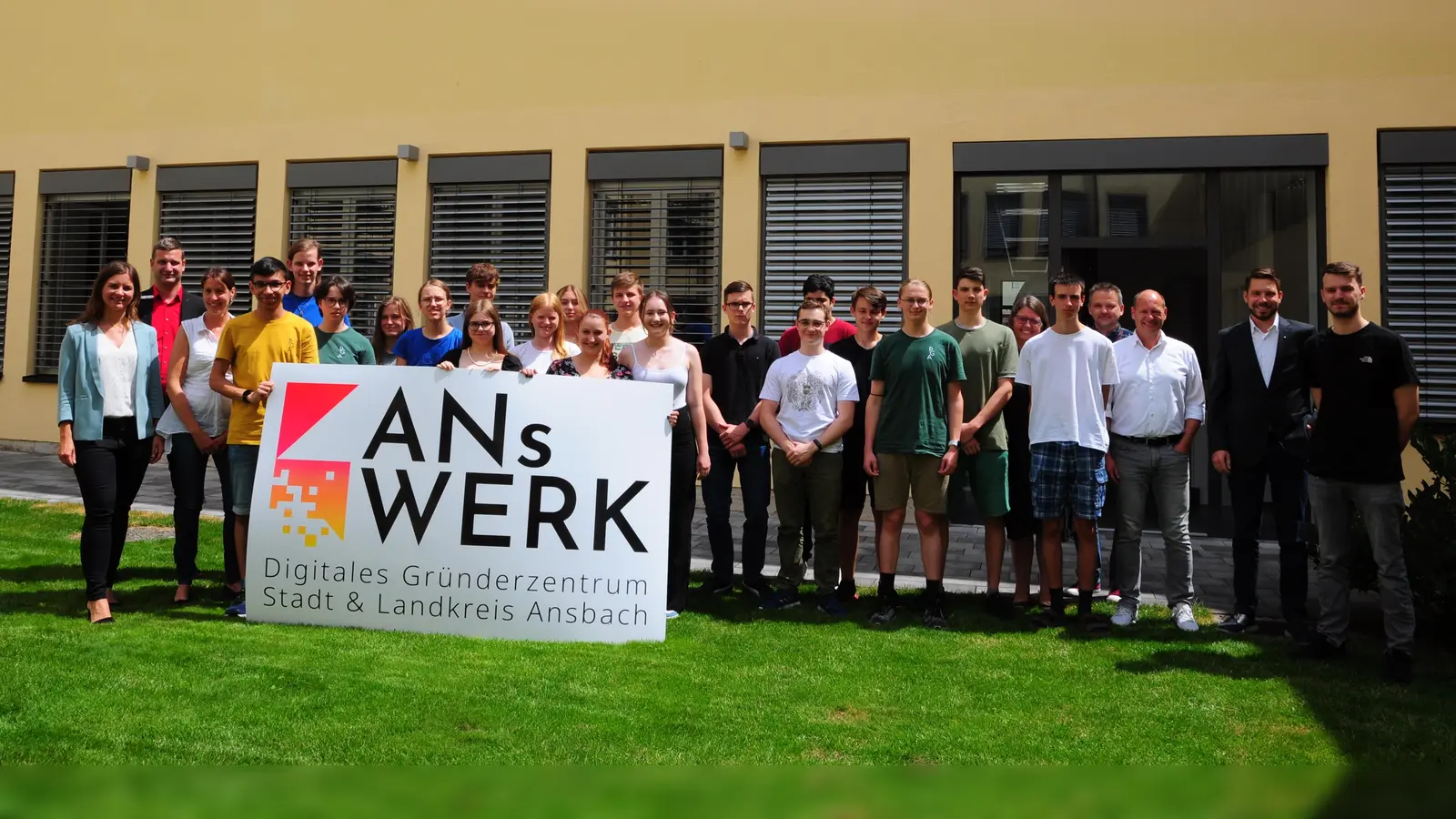 Die Nachwuchs-Gründer vom Platen-Gymnasium bekamen viel Lob und einige Tipps für ihre Geschäftsideen von der Jury im ANsWerk. (Foto: Jonas Volland)