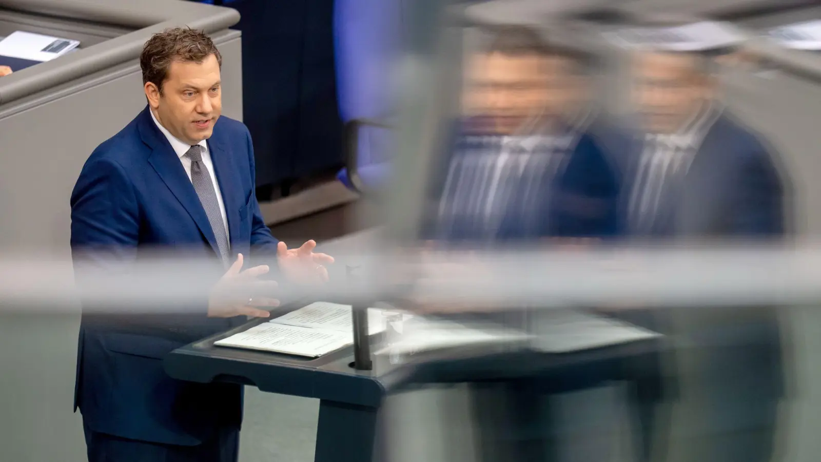Finanzminister Klingbeil bringt den Haushalt in den Bundestag ein (Foto: Michael Kappeler/dpa)