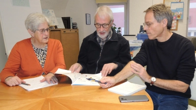 Hoffen auf viele Besucher beim „Advent international“ (von links): Lilo Sauer, Günter Schmidt und Gerhard Stümpfig sind drei der Ehrenamtlichen, die sich im Helferkreis für Geflüchtete engagieren. (Foto: Peter Zumach)