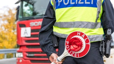 Beamte der Bundespolizei kontrollieren Fahrzeuge an einem Grenzübergang zwischen Deutschland und Polen. (Foto: Frank Hammerschmidt/dpa)