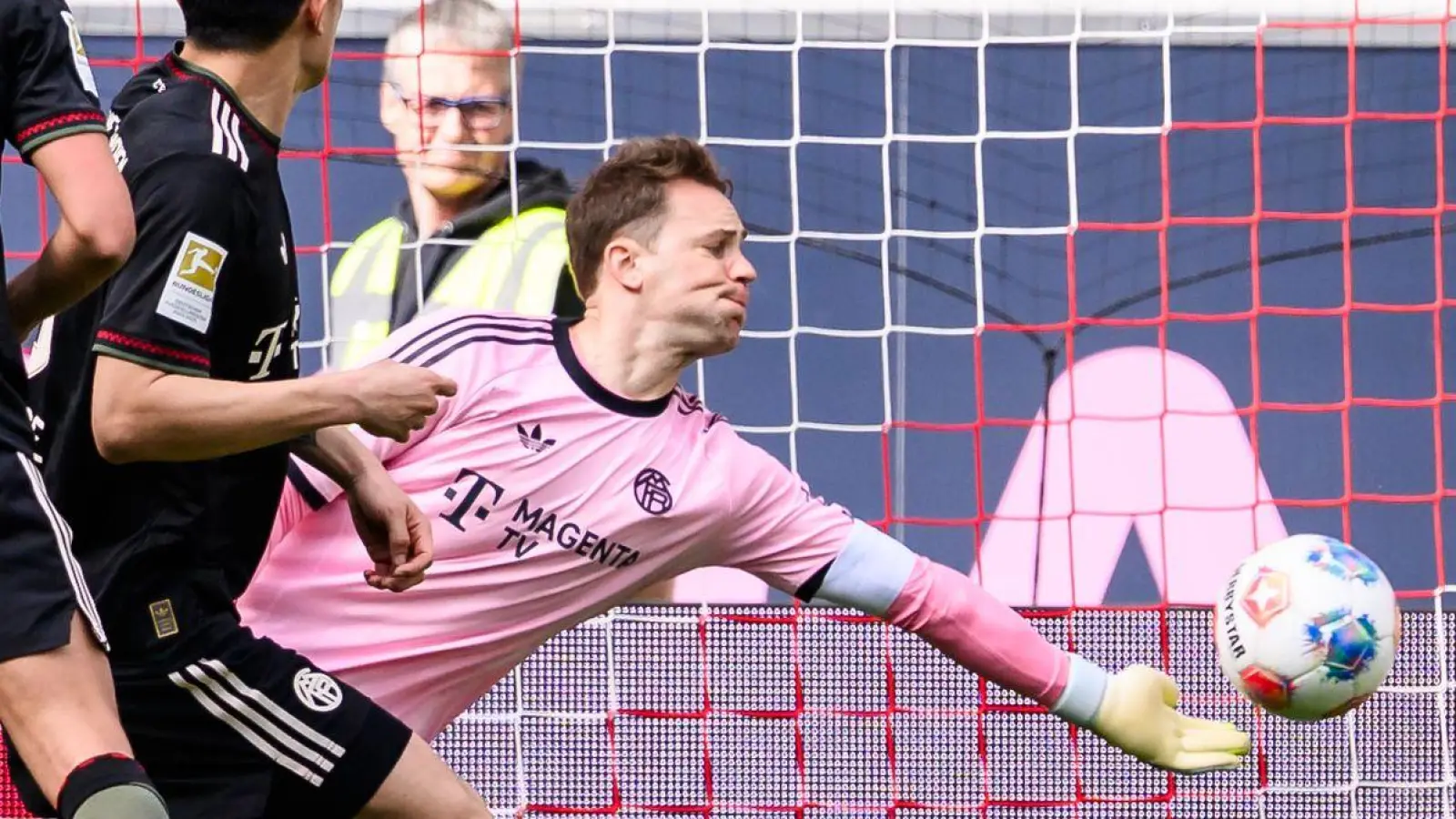 Mehrfach im Blickpunkt: Bayern-Keeper Manuel Neuer. (Foto: Tom Weller/dpa)