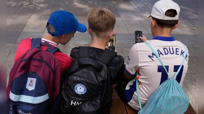 Australische Kinder dürfen nun keine eigenen Social-Media-Konten mehr haben. (Foto: Rick Rycroft/AP/dpa)