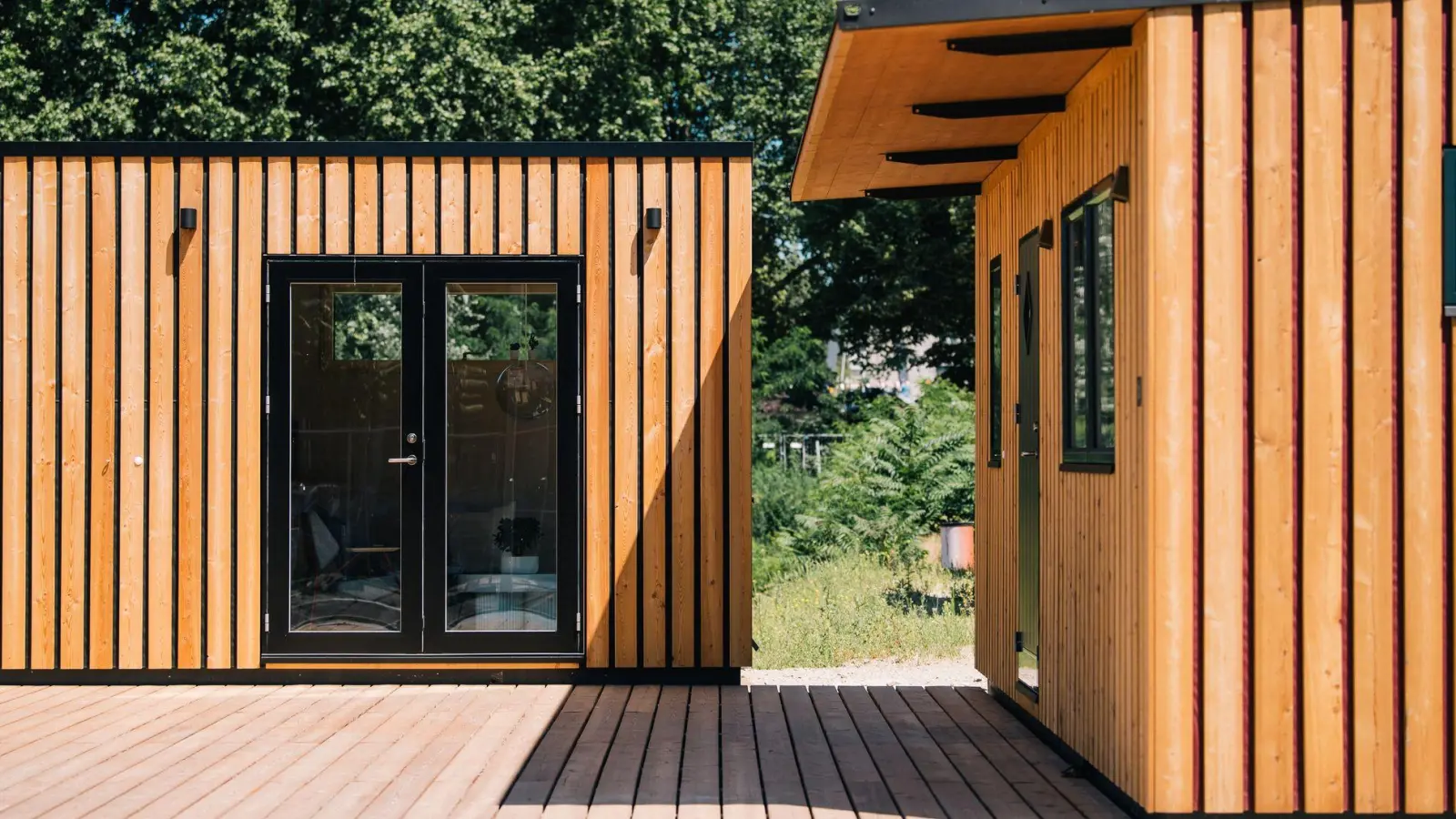 Vier Wände auf wenigen Quadratmetern: Bevor das Tiny House zum Wohntraum wird, sollten rechtliche und bauliche Fragen sorgfältig geklärt sein. (Foto: Zacharie Scheurer/dpa-tmn)