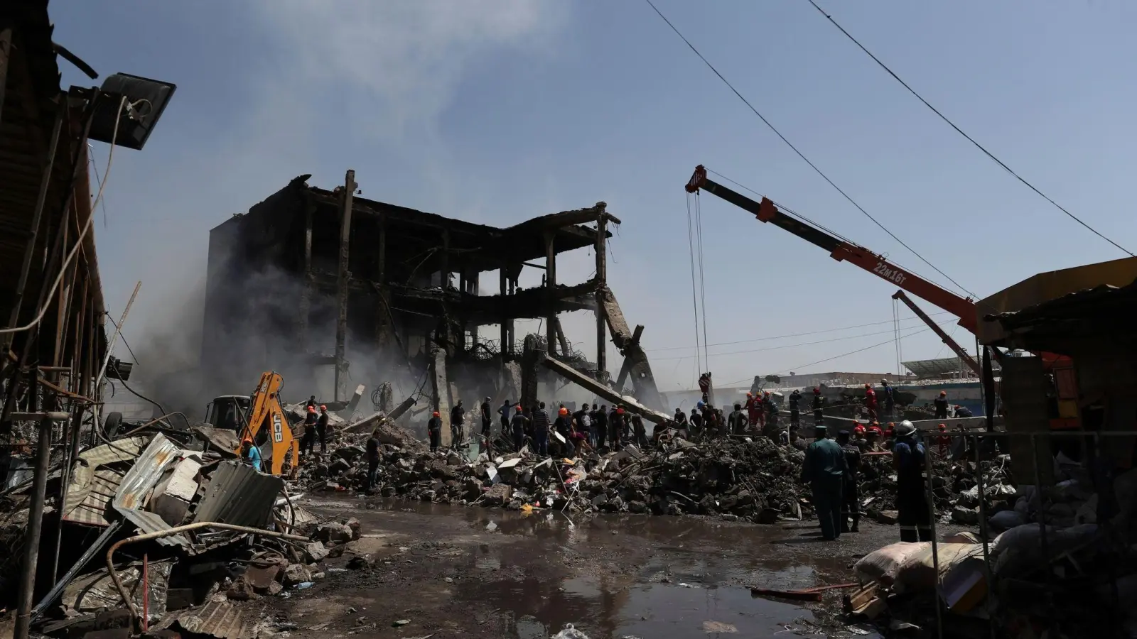 Armenische Rettungskräfte arbeiten an der Unfallstelle des abgebrannten Surmalu-Marktes. (Foto: Vahram Baghdasaryan/Photolure/dpa)