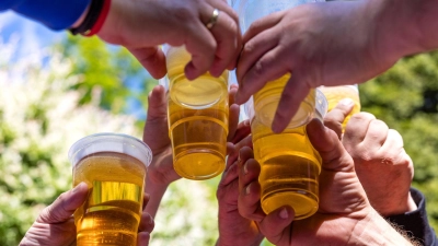 Alkohol gehört für viele zum Vatertag dazu. (Archivbild) (Foto: Frank Hammerschmidt/dpa)