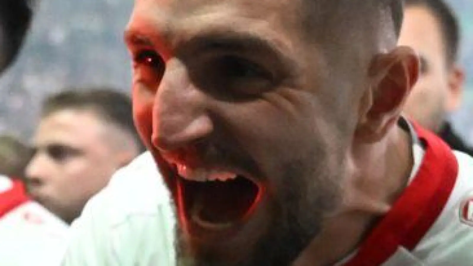 Nick Woltemade (r) will zum FC Bayern wechseln. (Foto: Bernd Weißbrod/dpa)