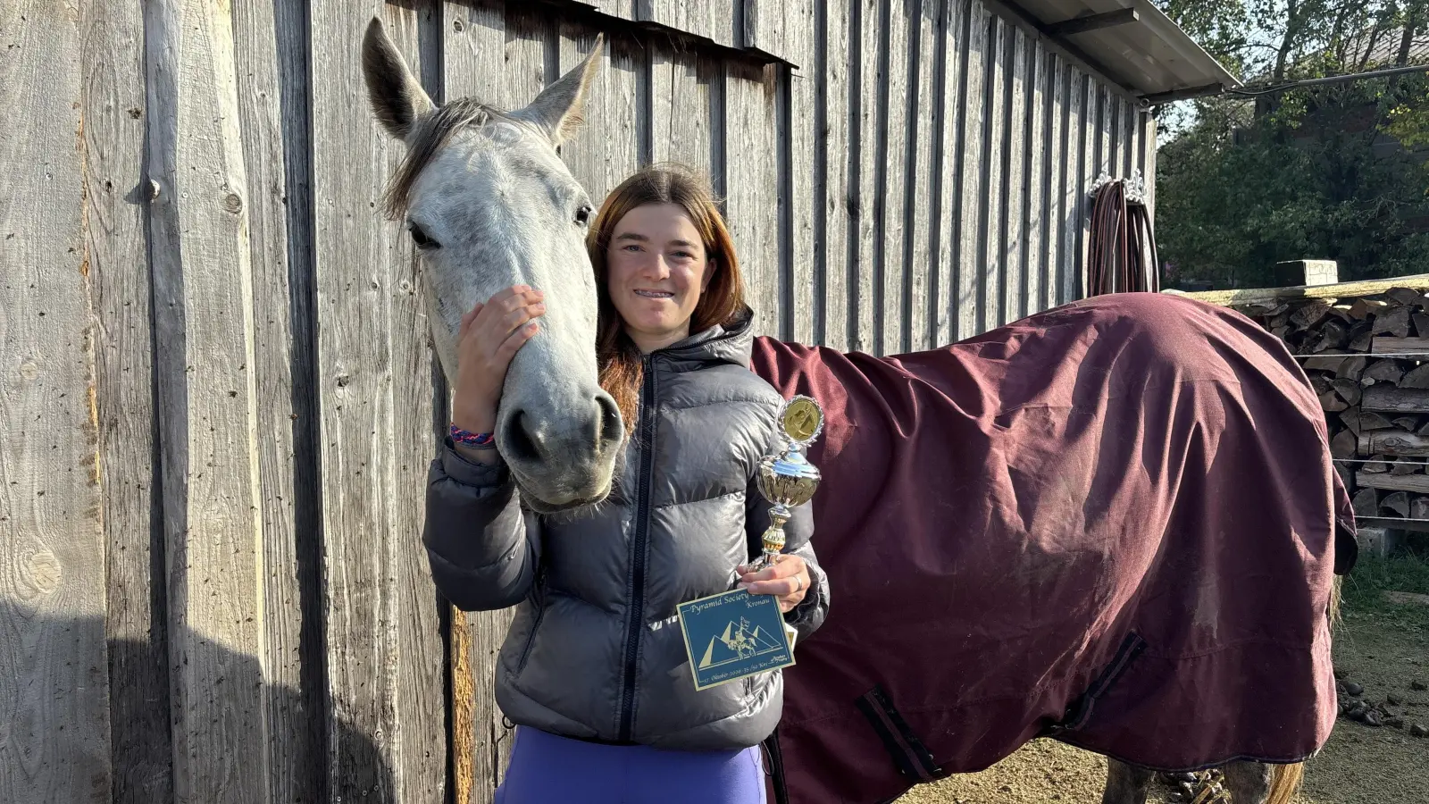 Katharina mit ihrem Schimmel Elea, mit dem sie am Wochenende den 2. Platz beim Pyramid Society Cup in Kronau holte (Foto: Annika Köchling)