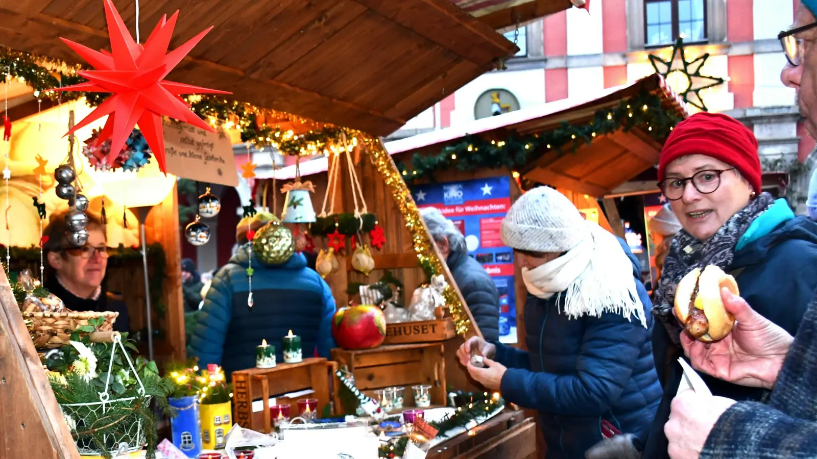 Tauchen Sie noch einmal ein in den Adventszauber auf dem Neustädter Marktplatz. Entdecken Sie die verschiedenen Angebote und lassen Sie sich die weihnachtlichen Leckereien schmecken. Viel Spaß!  (Foto: Gudrun Schwarz-Köhler)