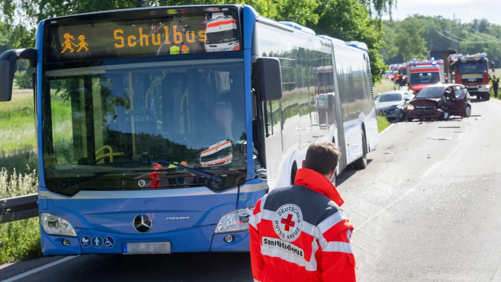 Ein mit 94 Kindern besetzter Schulbus wurde in einen Verkehrsunfall verwickelt. (Foto: Stefan Puchner/dpa)