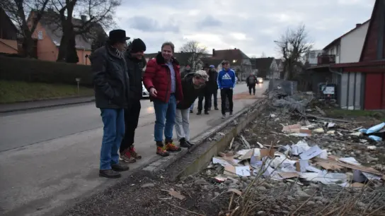 Durch einen Lastwagenunfall wurde in Oberlaimbach ein Vorgarten verwüstet. Der Bauausschuss besah sich den Schaden und sprach von einem grundsätzlichen Verkehrsproblem im Dorf. (Foto: Andreas Reum)
