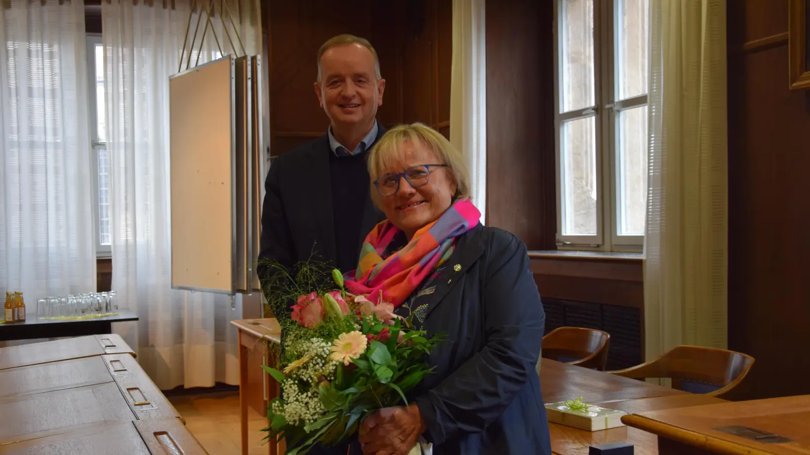 Oberbürgermeister Thomas Deffner überreichte Angelika Weiß das Ehrenzeichen im Sitzungssaal des Ansbacher Stadthauses. (Foto: Florian Schwab)