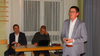 Thorsten Müller (rechts) erläuterte in der Nominierungsversammlung die Beweggründe für seine Bürgermeisterkandidatur. (Foto: Markus Weinzierl)