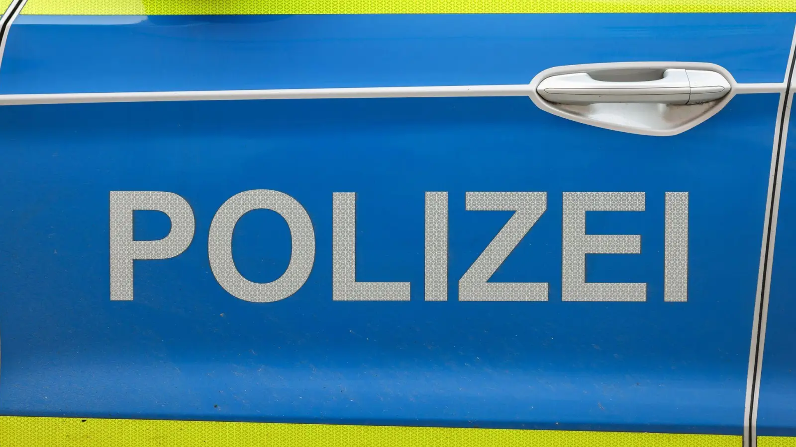 Bei Harburg wird ein 77-Jähriger schwer verletzt, nachdem ihm ein Fußgänger während der Fahrt in den Arm greift. (Symbolbild) (Foto: Jan Woitas/dpa)