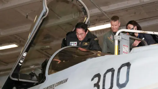 Der japanische Premierminister Fumio Kishida stigt in ein Cockpit eines US-Kampfjets. (Foto: Kyodo News/AP/dpa)