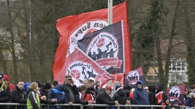 Nein, hier spielt nicht die Männermannschaft des 1. FC Nürnberg. Aber schön, dass auch die Club-Frauen so farbenfroh unterstützt werden. Diese trafen zum Derby in der 2. Bundesliga in Sachsen bei Ansbach auf den SV Weinberg. (Foto: Martin Rügner)