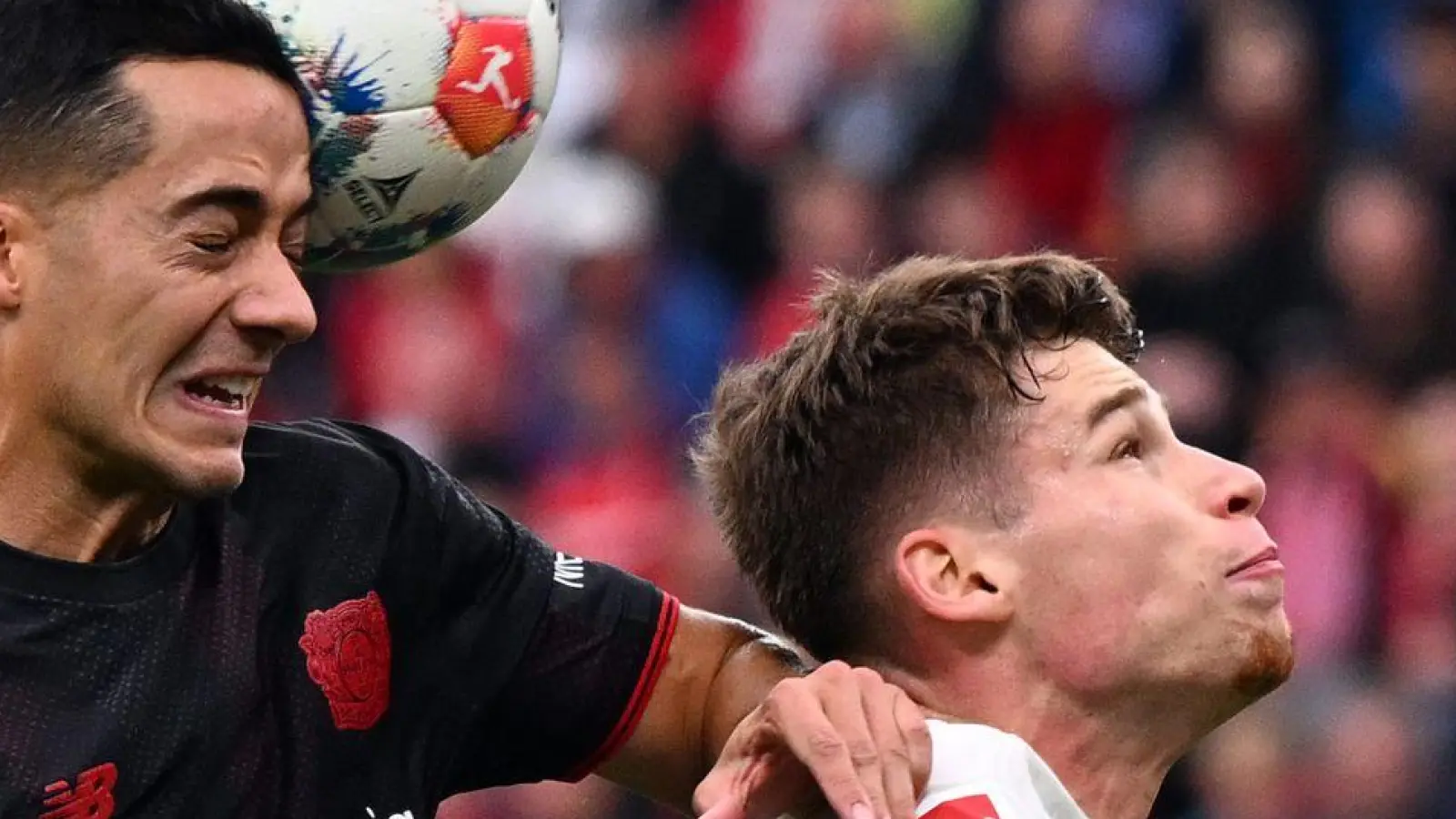 Leverkusens Lucas Vázquez und Gladbachs Lukas Ullrich kämpfen um den Ball. (Foto: Federico Gambarini/dpa)