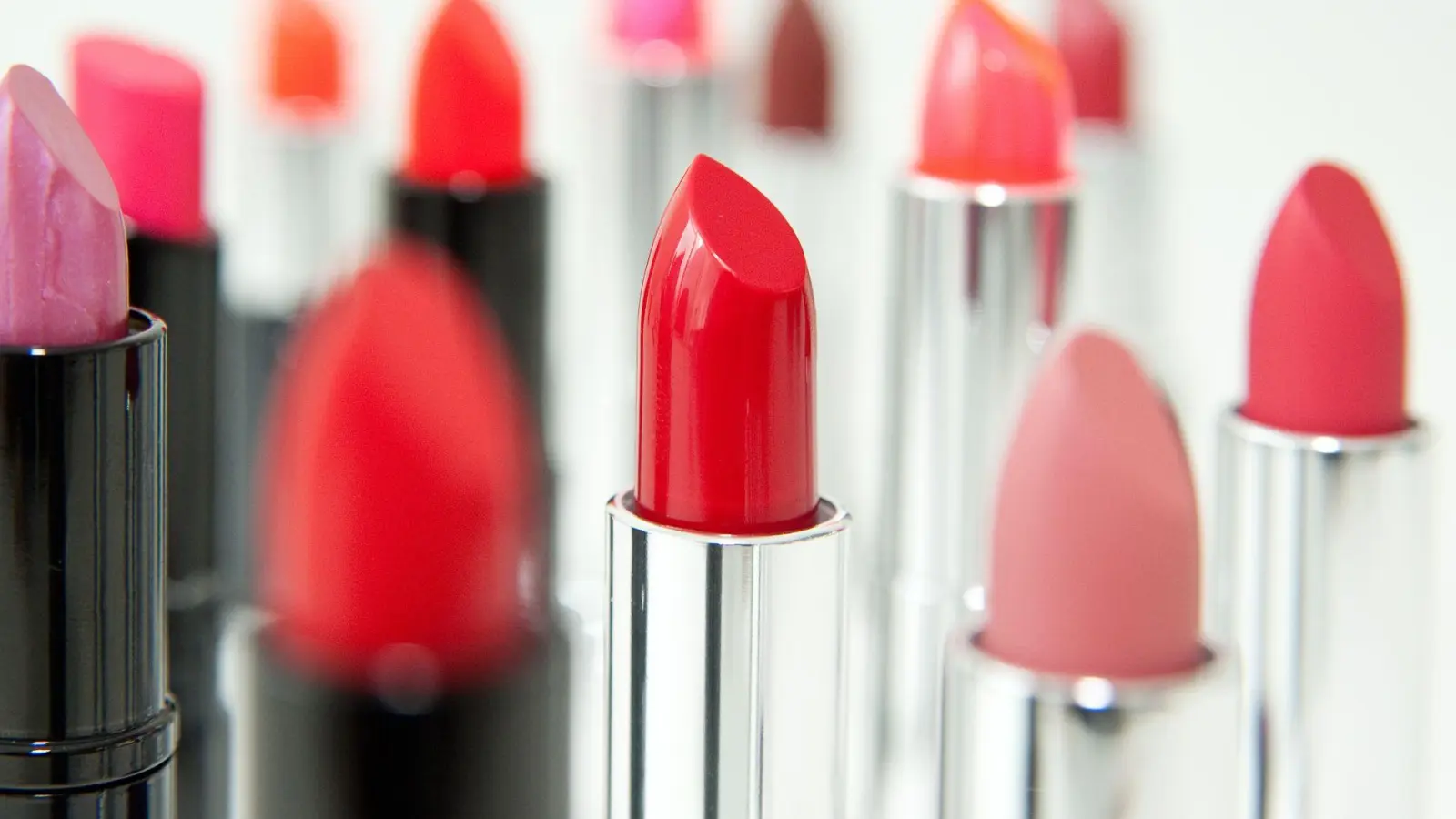 Ein ranziger, beißender oder „chemisch veränderter“ Geruch bei Kosmetika ist ein klares Warnsignal, dass das Produkt abgelaufen ist. (Foto: Andrea Warnecke/dpa-tmn)