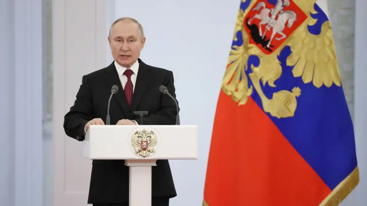 Russlands Präsident Wladimir Putin während einer Zeremonie zur Verleihung von Goldstern-Medaillen an Helden Russlands. (Foto: Sergey Karpuhin/Pool Sputnik Kremlin via AP/dpa)