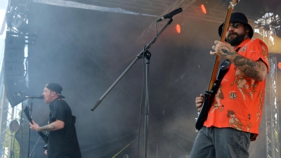 Mit melodischem und tanzbarem Pop-Punk haben die vier Bamberger Jungs von Slow Down Riley am späten Freitagnachmittag das Biberttal Festival eröffnet. (Foto: Yvonne Neckermann)