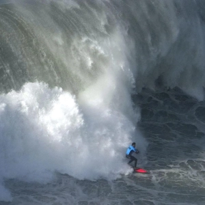 Die perfekte Welle: Der chilenische Surfer Rafael Tapia zeigt sein Können beim Surfturnier „Nazare Big Wave Challenge“ in Portugal. (Foto: Ana Brigida/AP/dpa)