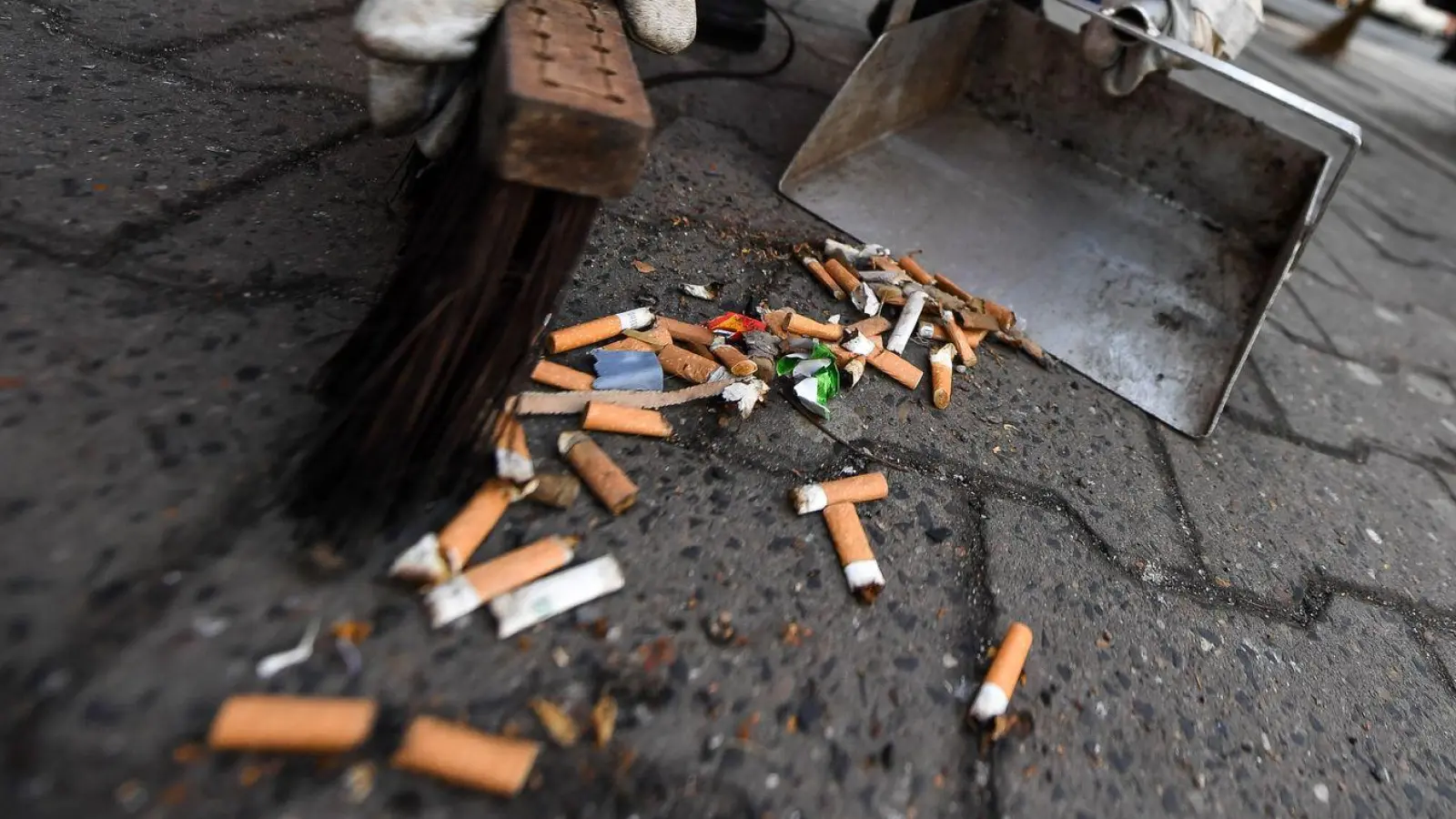 Achtlos weggeworfene Kippen schaden der Umwelt - und ihre Entsorgung kostet die Kommunen jedes Jahr Millionen. (Foto: Fabian Sommer/dpa)