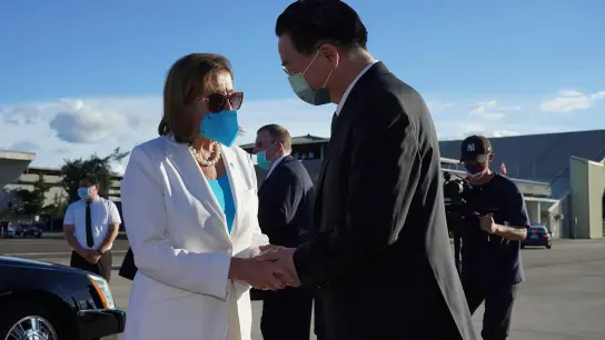 Nancy Pelosi (l), Sprecherin des US-Repräsentantenhauses, trifft während ihres Taiwan-Besuchs Außenminister Joseph Wu. (Foto: Uncredited/Taiwan Ministry of Foreign Affairs/AP/dpa)