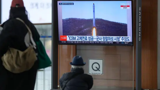 Ein Fernsehbildschirm im Bahnhof von Seoul zeigt das Archivbild einer nordkoreanischen Rakete. (Foto: Lee Jin-Man/AP/dpa)