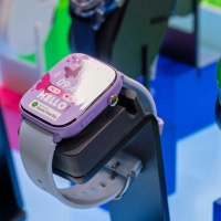 Kinder-Smartwatches sollen Eltern beruhigen – doch Ortung und andere Funktionen sollten nur aktiviert werden, wenn sie wirklich gebraucht werden. (Foto: Nico Tapia/dpa-tmn)