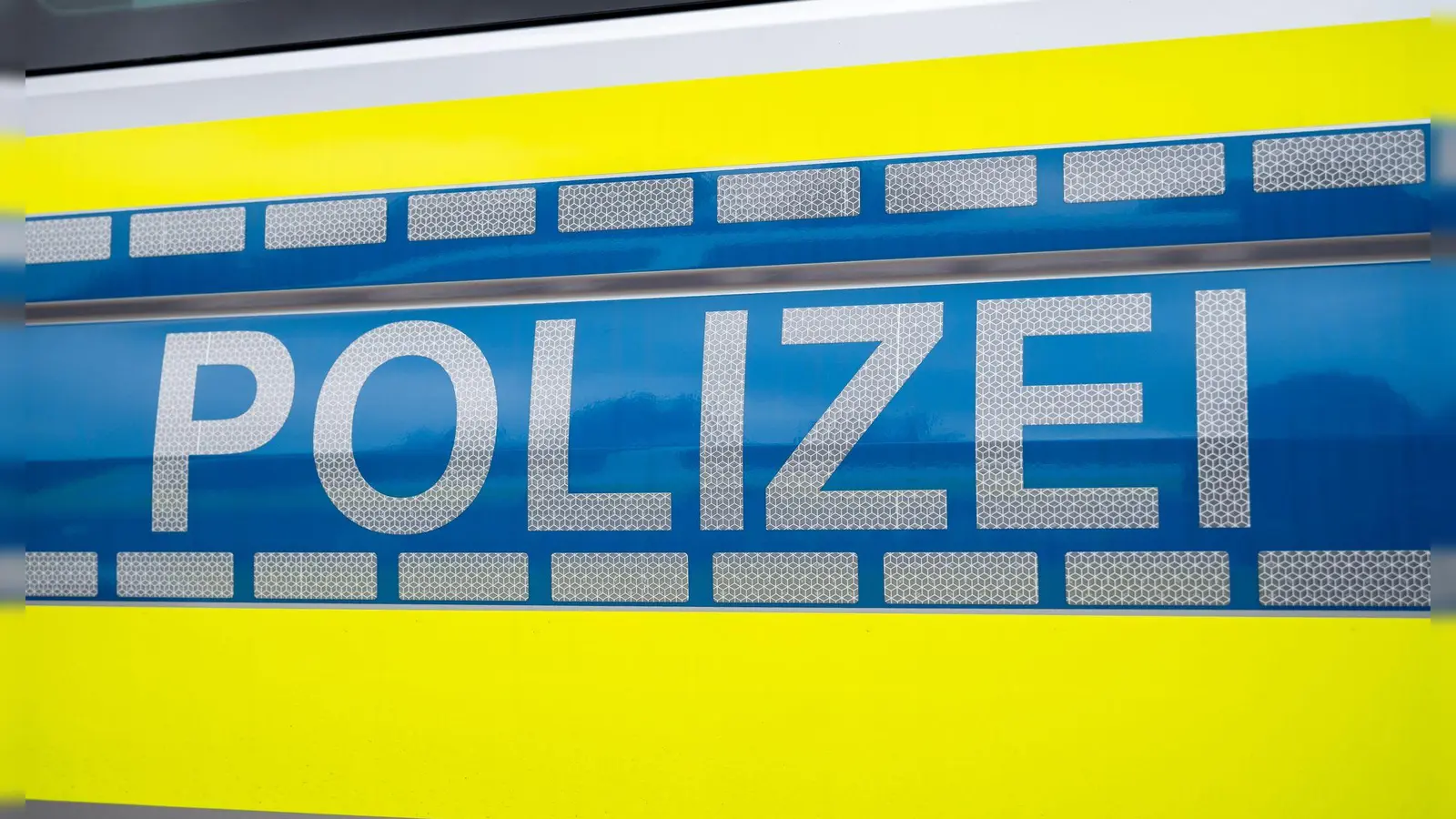 Mit einem Bild aus einer Überwachungskamera sucht die Polizei nach dem Täter. (Symbolfoto)  (Foto: Daniel Vogl/dpa)