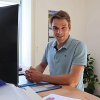 Scheinfelds seit Mai regierender Bürgermeister Theodor Schell arbeitet an dem neuen, höhenverstellbaren und fürs Pressefoto vom Aktenberg befreiten Schreibtisch in seiner Amtsstube gerne auch mal im Stehen. (Foto: Andreas Reum)
