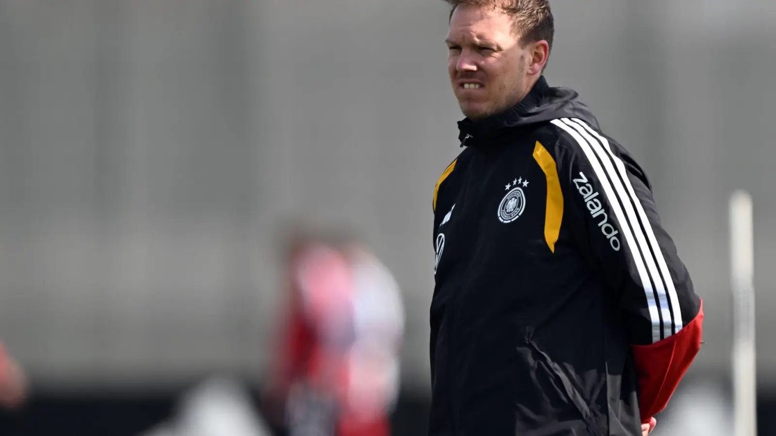 Julian Nagelsmann beobachtet das Training der Nationalmannschaft.  (Foto: Federico Gambarini/dpa)