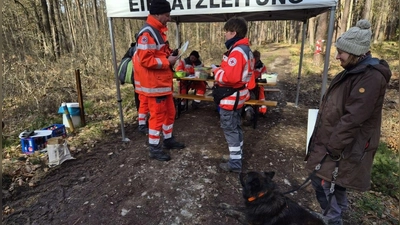 Bevor sich die Mensch-Hundeteams auf den Weg machten, um die Vermissten zu finden, machten sich die Teilnehmenden bei der Einsatzleitung über die Lage kundig. (Bild: Matthias Werner)