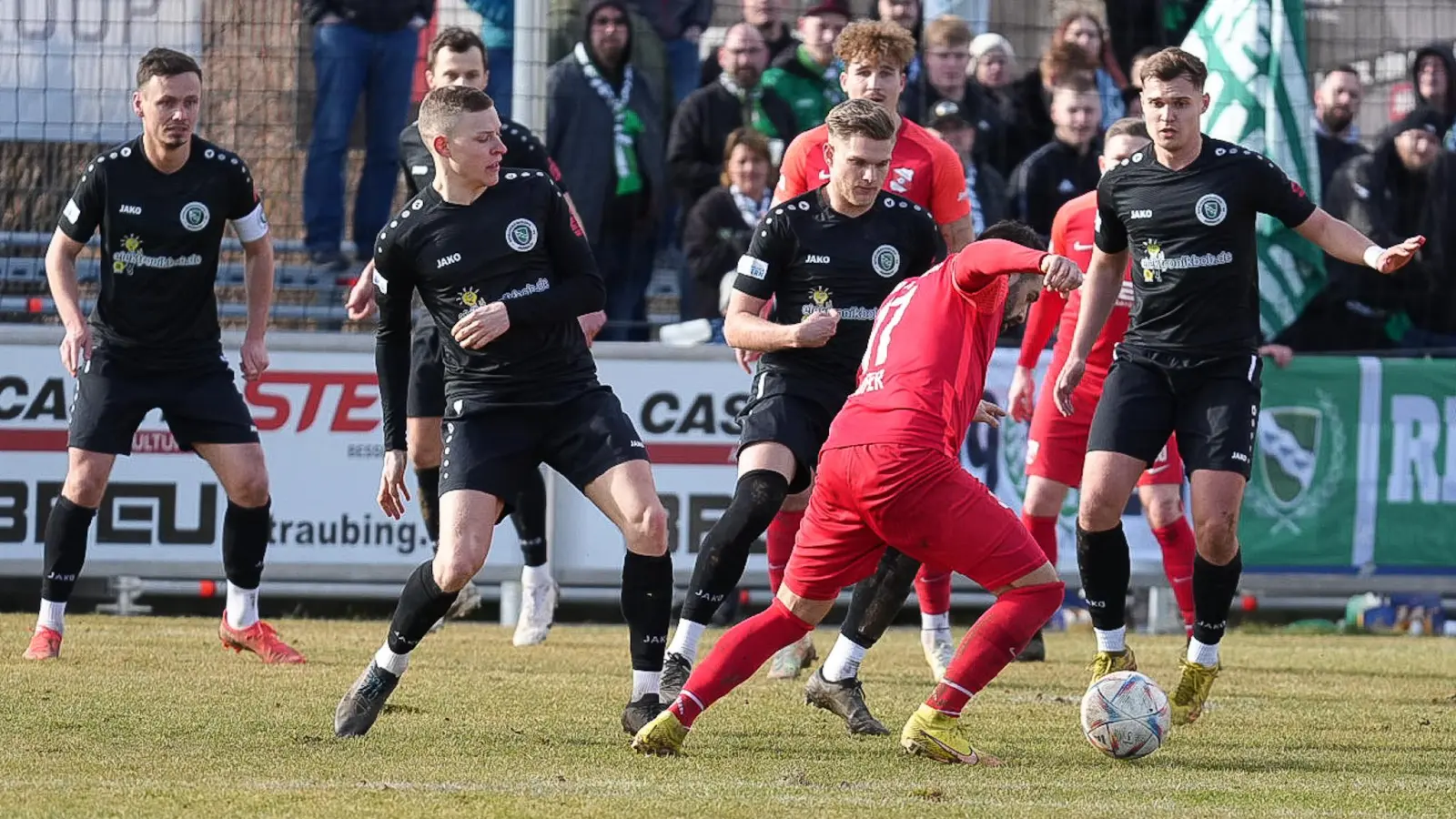 Die SpVgg Ansbach (in Schwarz) stand gegen Hankofen-Hailing lange Zeit gut, kassierte aber dennoch eine 0:2-Niederlage. (Foto: Karlheinz Becherer)