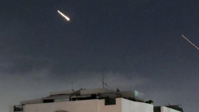 Das israelische Luftabwehrsystem „Iron Dome“ feuert, um vom Iran abgefeuerte Raketen abzufangen. (Foto: Tomer Neuberg/AP)