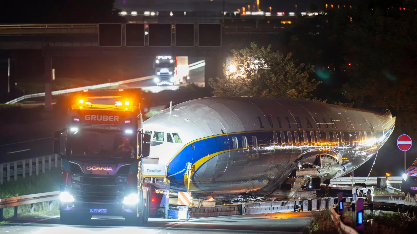 Per Schwertransport kommt das historische Flugzeug nach Frankfurt. (Foto: Boris Roessler/dpa)